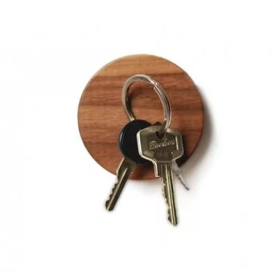Support magnétique porte clefs rond en bois de noyer Lumenqi - Maison James Close à Antibes
