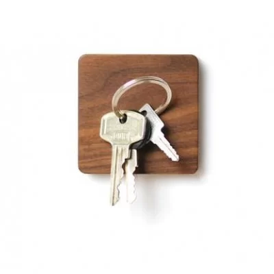 Support magnétique porte clefs carré en bois de noyer Lumenqi - Maison James Close à Antibes