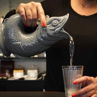 Carafe Gluggle Gris Foncé Gluggle - Maison James Close à Antibes Carafe Gluggle Gris Foncé Gluggle - Maison James Close à Antibes