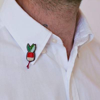 Broche Petit Radis Macon et Lesquoy - Maison James Close à Antibes
