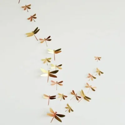 Ensemble de Libellules Dorées en Papier Assembli - Maison James Close à Antibes