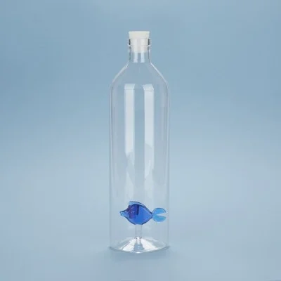 Carafe bouteille en verre poisson bleu Balvi - Maison James Close à Antibes