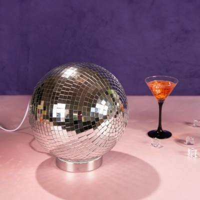 Lampe boule Disco - Maison James Close à Antibes Lampe boule Disco - Maison James Close à Antibes