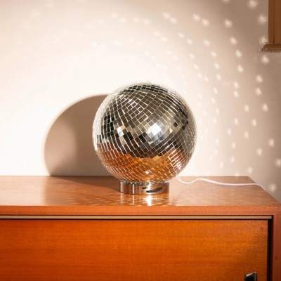 Lampe boule Disco - Maison James Close à Antibes Lampe boule Disco - Maison James Close à Antibes